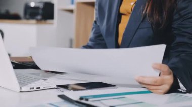 Yakın plan - dizüstü bilgisayarda yazı yazan kadın ellerinin görüntüsü