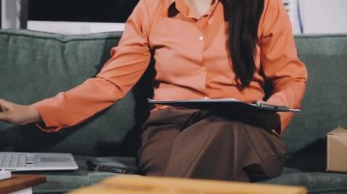 Evde dizüstü bilgisayarla çalışan genç bir kadın. Bağımsız kavram