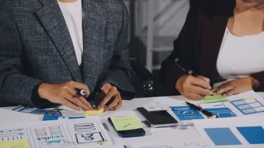 İş kadını not defterine iş ekibiyle birlikte yazıyor.