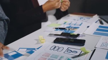 İş adamı tablet üzerinde çalışıyor ve akıllı telefon kullanıyor