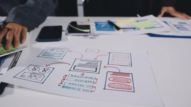 Cep telefonu ve dizüstü bilgisayarı olan genç adam.