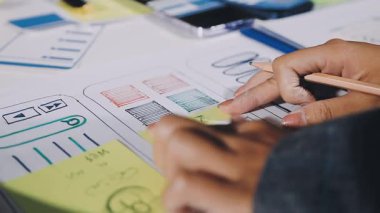 İş adamları not defterine kalemle not yazıyorlar..