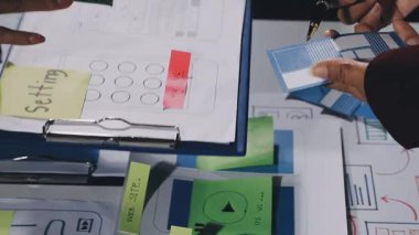 Yapışkan notlarla kağıda yazan işadamlarının el yazısını kapat