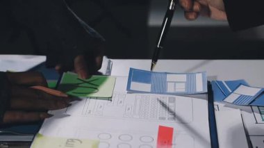 İşadamı kağıda yazıyor.