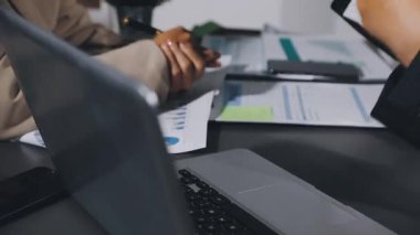 İş adamı iş yerinde hesap makinesi kullanıyor, mali muhasebe