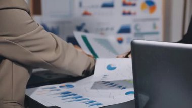 Bir iş adamının eline kalemle yakın çekim.