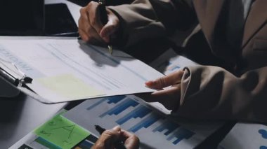 Ofiste çalışan iş adamları, mali rapor, analiz, analiz, veri analiz, analiz.