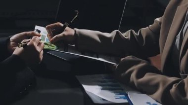 İş adamları ofiste tartışıyor ve çalışıyor, iş kavramı