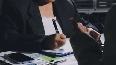 İş kadını not yazıyor.