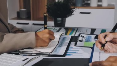 İşadamı ofiste sözleşme imzaladı