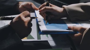 yakın plan - bilgisayardaki grafikleri analiz eden iş ekibi