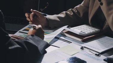 İş adamı, iş yerindeki dizüstü bilgisayardaki mali tabloları analiz ediyor.