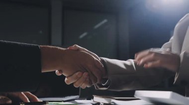 İş adamları toplantı odasında el sıkışıyor.