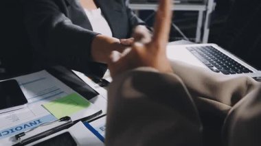 yeni bir iş planı tartışırken iş takım