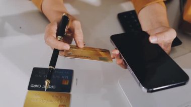 Kredi kartıyla ödeme yapan kadın.