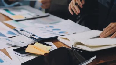 Ofiste dizüstü bilgisayarda çalışan iş adamları