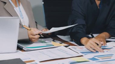 İş adamları toplantıda birlikte çalışıyorlar..