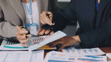 İş adamı ve iş kadını ofiste çalışıyor.