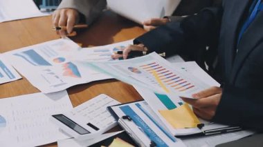 İş adamları ofiste buluşuyor, beyin fırtınası yapıyor, takım çalışması yapıyor.