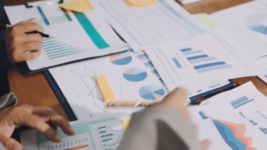 Bilgisayarla çalışan iş kadını ve ofis masasında çalışan belgeler.