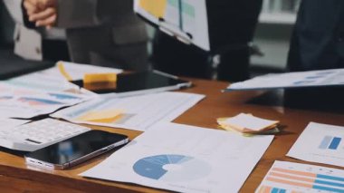 İş ekibi ofiste masa başında çalışıyor.