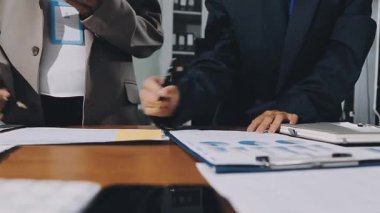 Bir dosya ve belge tutan takım elbiseli bir işadamı.