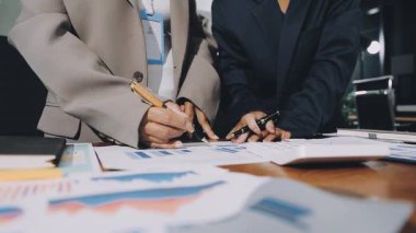 laptop ile ofiste çalışan iş adamları