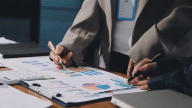 İşadamı bilgisayarla mali verileri analiz ediyor..