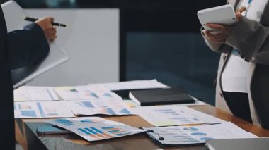 Ofiste birlikte çalışan iş adamları