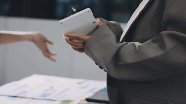 İş adamı tableti tutuyor ve tabletini kullanıyor.