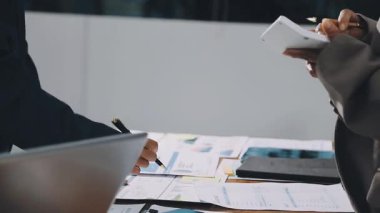 İş ekibi modern bir ofiste çalışıyor.