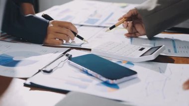 İş adamları iş planını tartışıyor