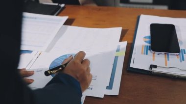 Kalem ve hesap makinesi tutan iş kadınına yakın çekim