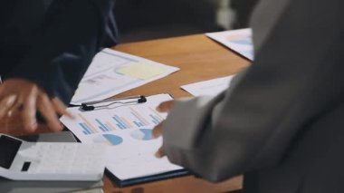 Kalem tutan işadamlarının kapatılması ve ofiste mali verilerle çalışılması