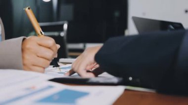 Kapat. Ofiste çalışan iş kadını.