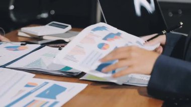 Ofiste birlikte çalışan iş ekibi.