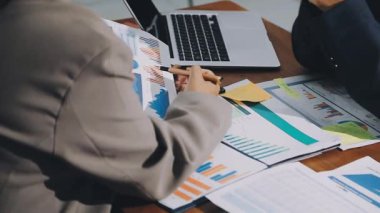 Finansal belgeler ve dizüstü bilgisayarla çalışan iş ekibi