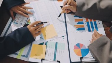 tartışırken iş adamları ve beyin fırtınası