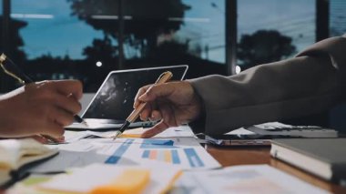 Ofiste çalışan iş adamı