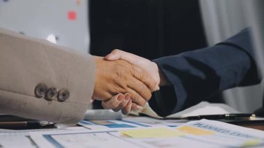 İş adamları el sıkışıyor, toplantıyı bitiriyor.