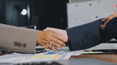 İş Adamları Tokalaşıyor