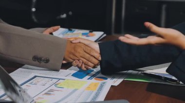 İş adamı işten sonra el sıkışıyor