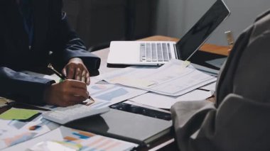 İş Adamları Tokalaşıyor