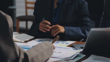 Modern ofiste iş adamı tokalaşıyor.