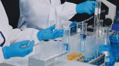 Laboratuvarda bilim adamı