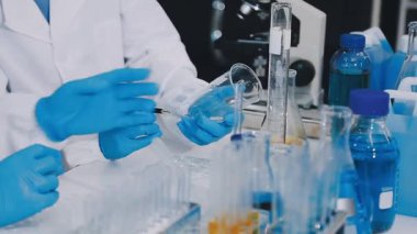 Mavi üniformalı laboratuvar asistanı.