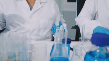 Kapat. Laboratuvarda çalışan bilim adamı..