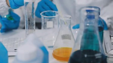 Laboratuvarda kimyasal deney..