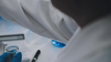 Kapat. Laboratuvarda test tüpleri olan bilim adamı.