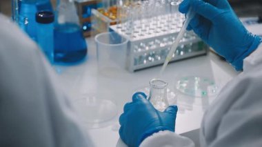 yakın plan - laboratuvarda çalışan bilim adamının görüntüsü